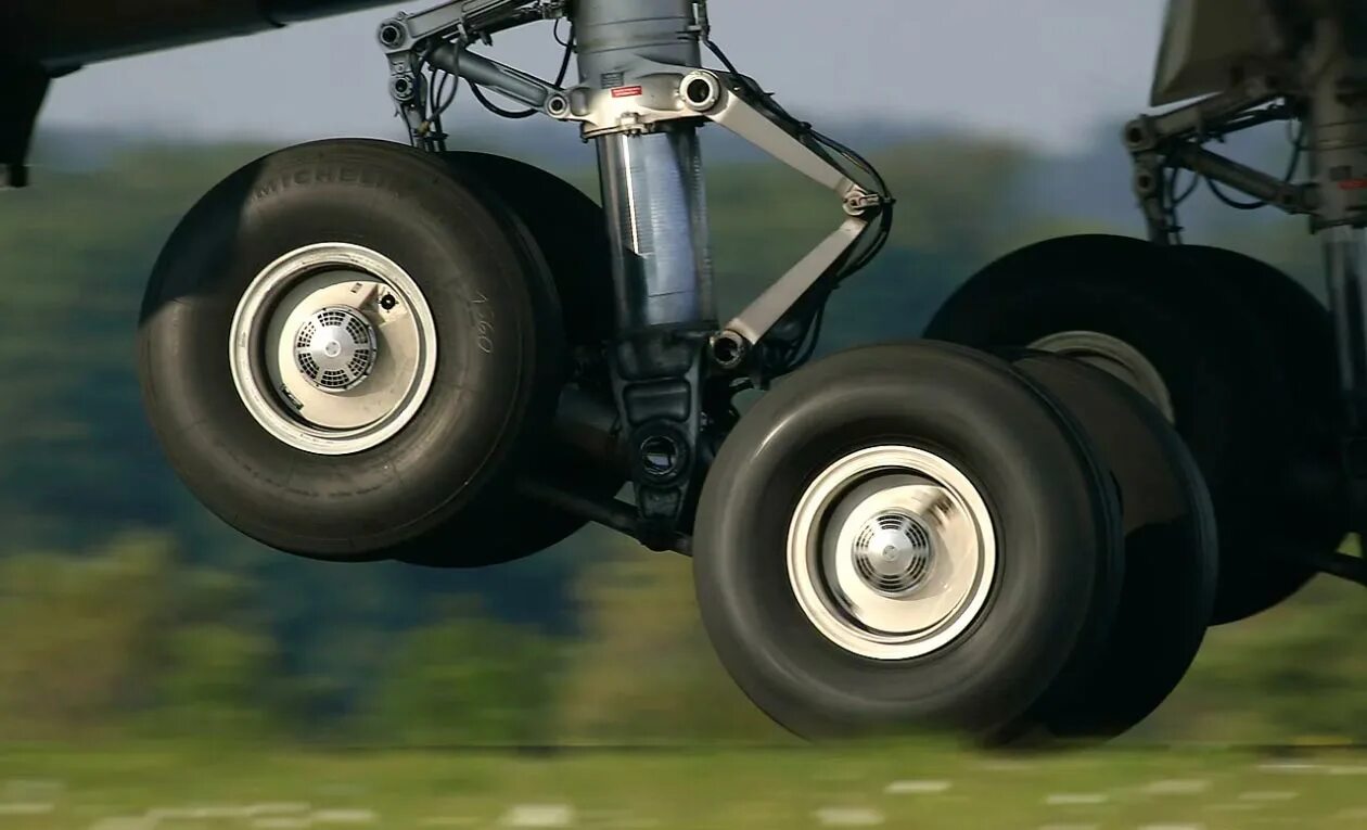 Стойка шасси боинг 777. Шасси боинг 737. Открыть шасси. Стойка шасси ssj-100. Боинг 787 шасси.