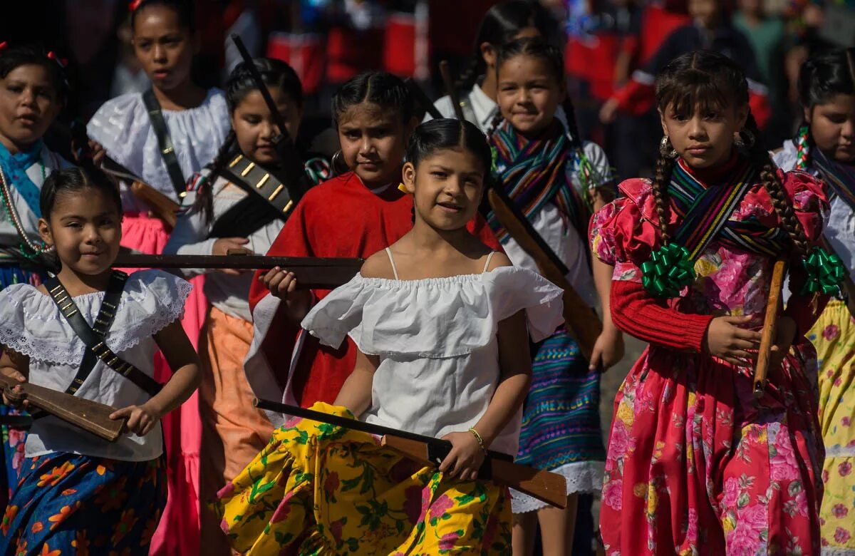 Большая часть населения мексики говорит на португальском. Mexican Revolution soldaderas. Мексика население метисы. Метисы Мексики. Креолы Мексики.