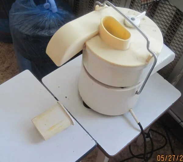 Как собрать советскую соковыжималку. Советская соковыжималка. Соковыжималка электрическая Старая. Соковыжималка Советская электрическая. Соковыжималка Старая Советская