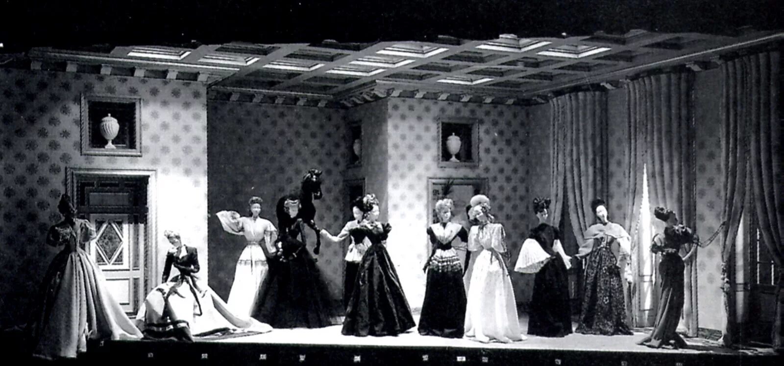 Выставка Théâtre de la Mode. Театр моды в Лувре 1945. Театр моды. Театр моды 1945 диор. Театр вечен всегда