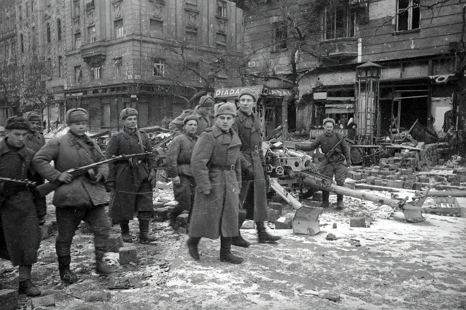Где в феврале 1945 года. Штурм Будапешта 1944. Освобождение Варшавы 1944. Освобождение Венгрии 1945.