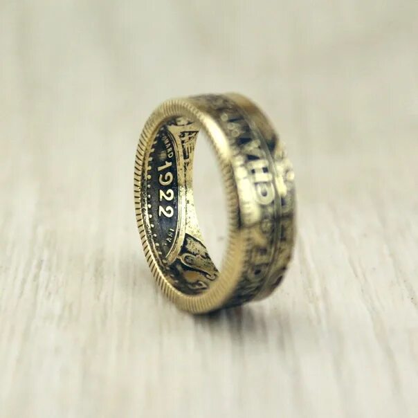 Бронзовое кольцо дзен навигация по каналу. Кольцо из бронзы. Перстень с монетой мужской. Мужское кольцо с монетой. Перстень из бронзы.
