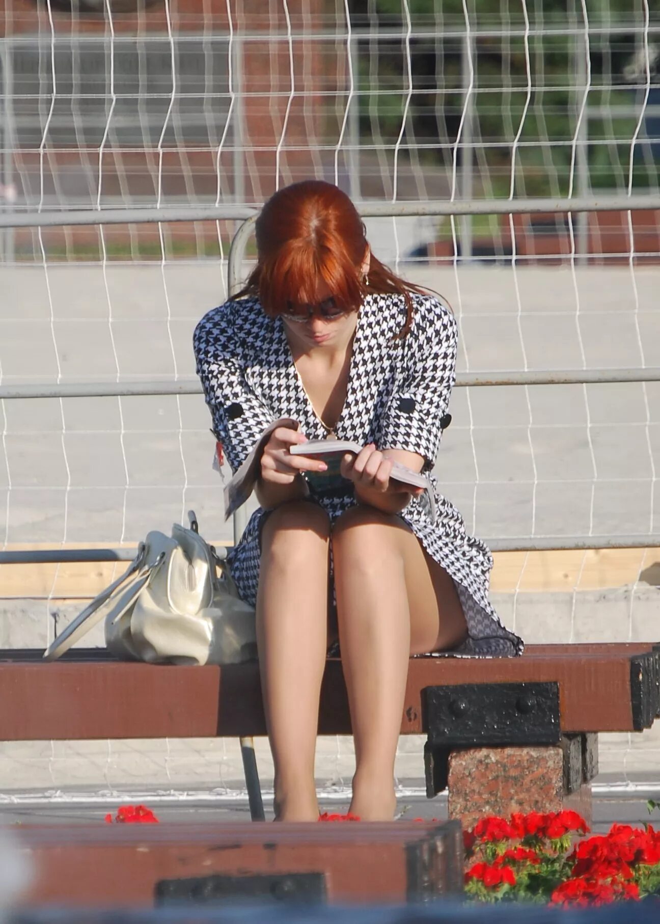 Подсмотренное в городе. Девушки подглядывание. Подглядывание под платье. Подсмотренное в городе. Заглянул под платье.