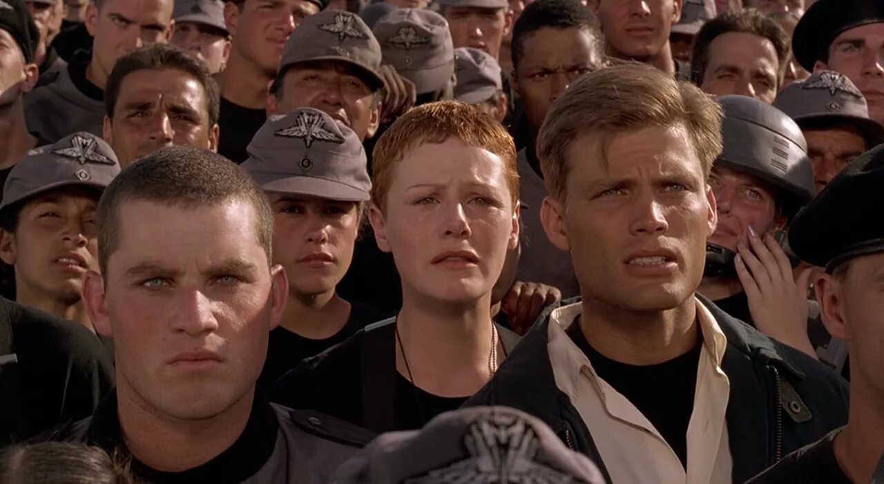 Нападение 1997. Звездный десант Starship Troopers 1997. Пол Верховен Звездный десант. Звёздный десант 1997 жуки.