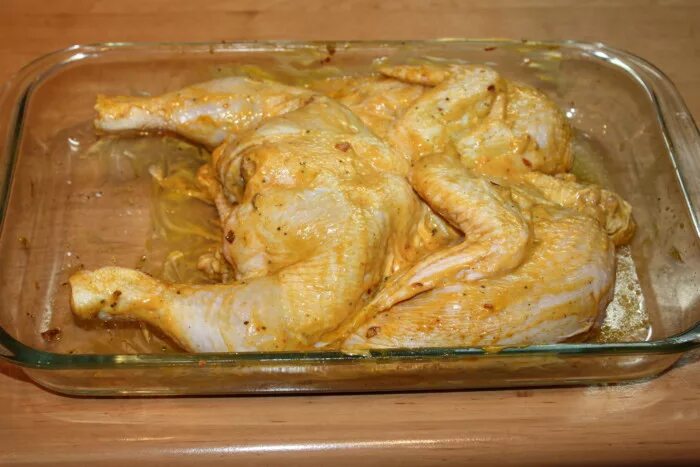 Рецепт маринада курицы целиком. Запекание курицы в духовке. Замариновать курицу. Курица в маринаде для запекания. Маринованная курица в духовке.