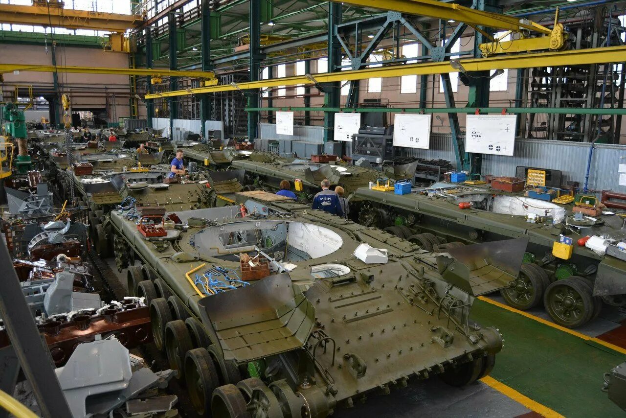 Завод в нижнем тагиле уралвагонзавод. Танк т-90 увз. Танковый завод в нижнем тагиле. Танковый завод в нижнем тагиле. Т-55 львовский бронетанковый завод.