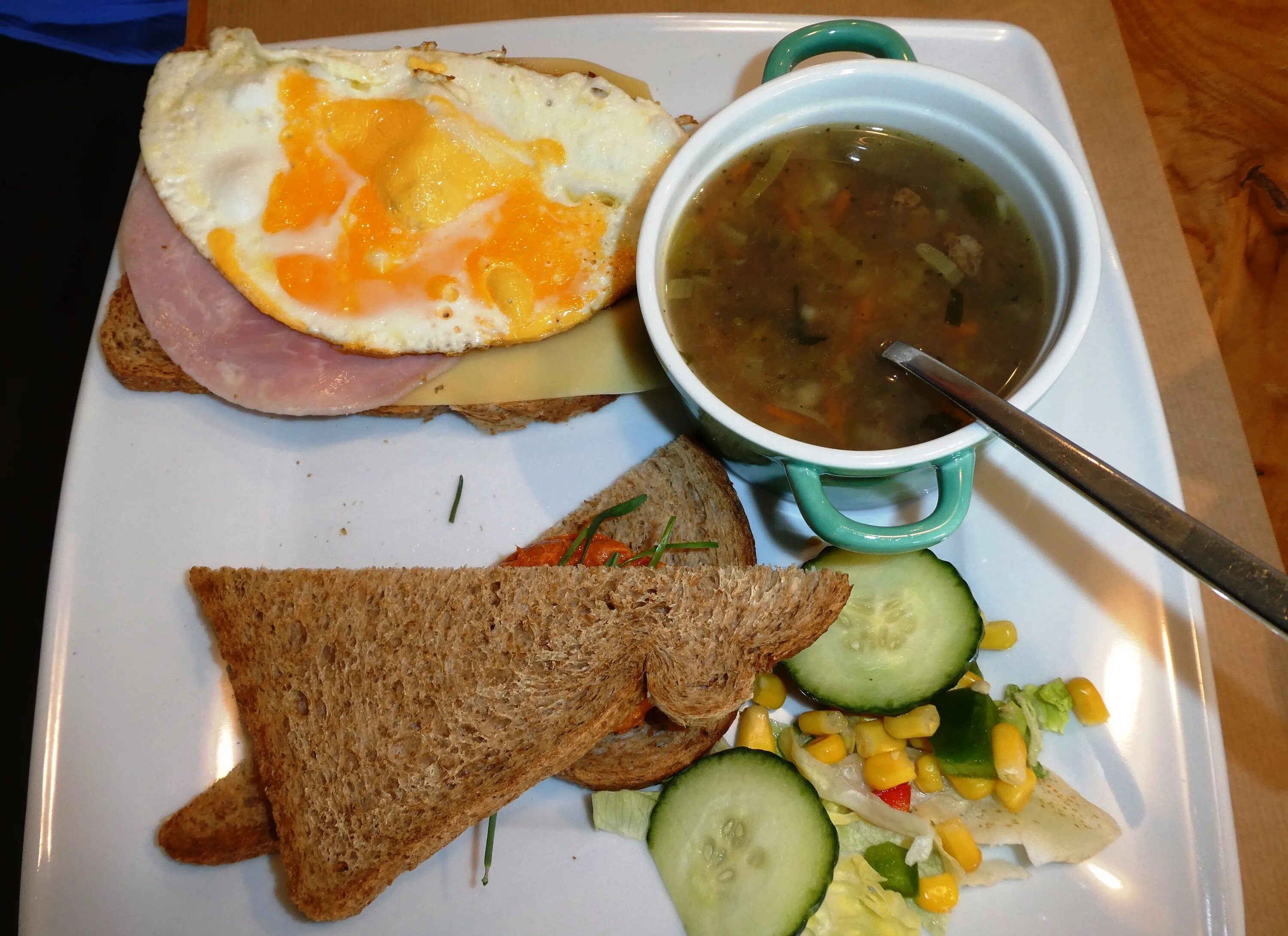 Обед картинки. Суп в хлебе. Обед из супа и бутербродов. Обед на работе. Завтрак обед как называется
