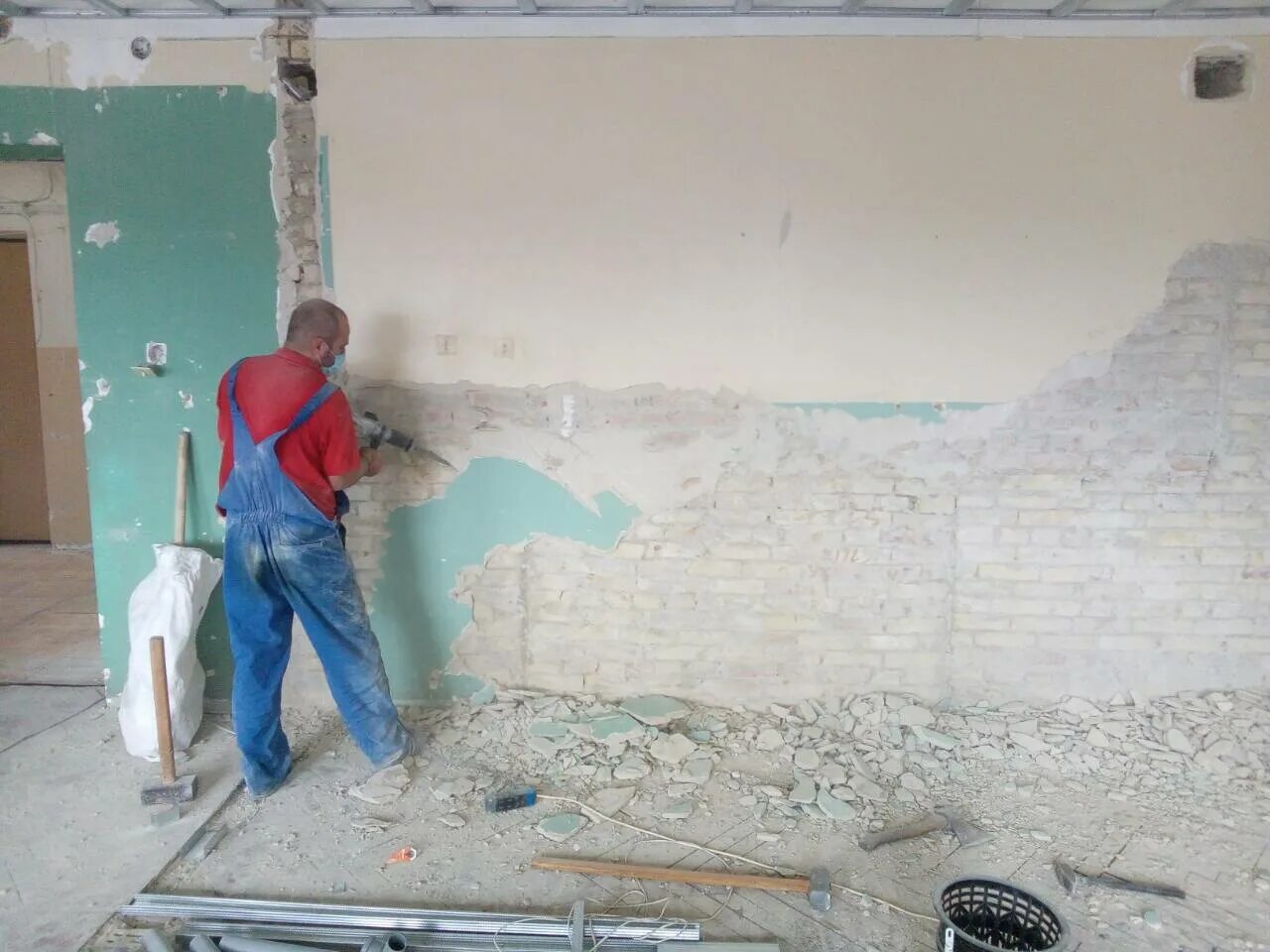 Демонтаж штукатурки. Демонтаж декоративной штукатурки со стен. Зачистка стен от краски. Демонтаж старой штукатурки. Демонтаж перегородок.