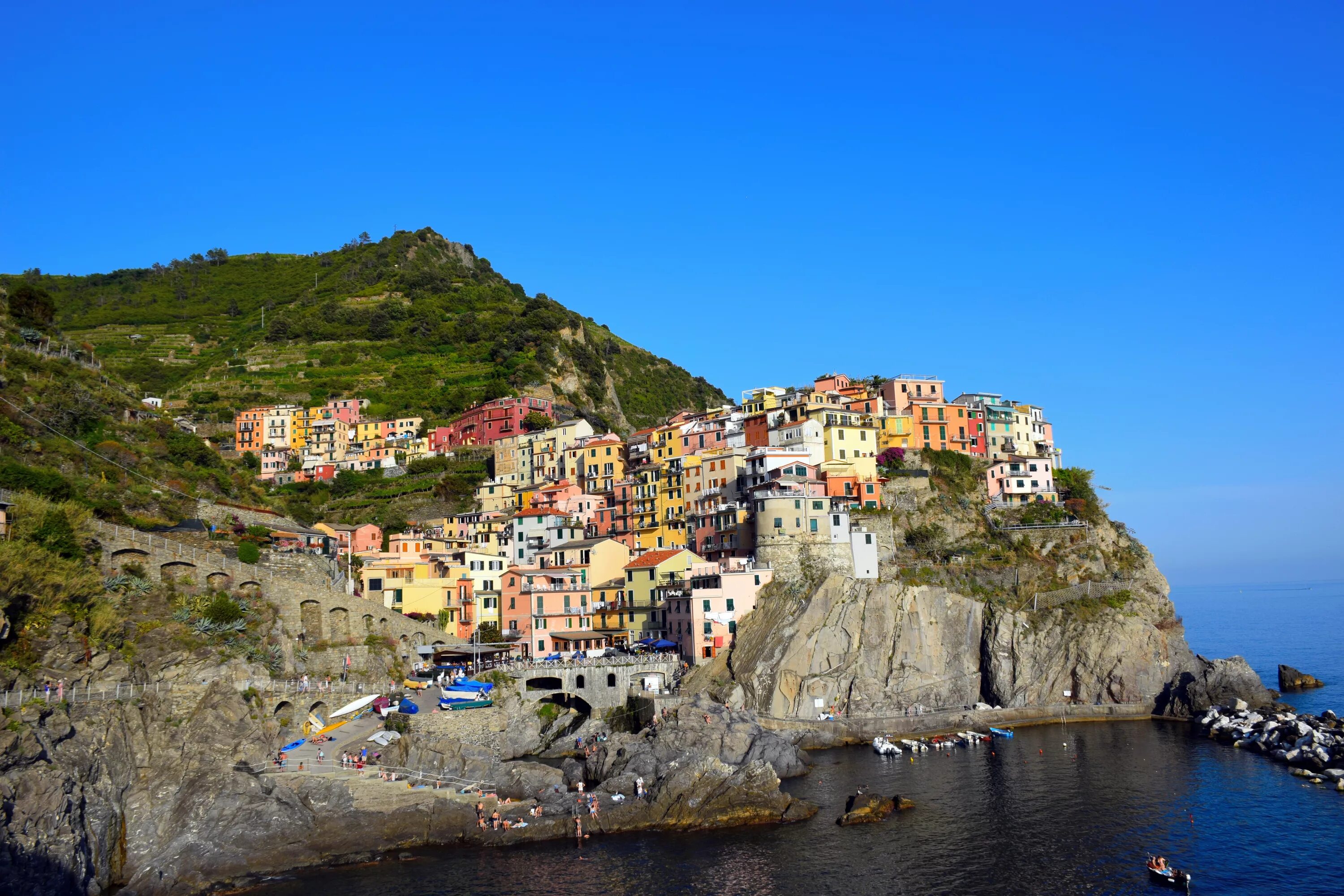 Cinque Terre Италия. Деревни Лигурия Чинкветерра. Чинкве-Терре Италия и Утес в Крыме.