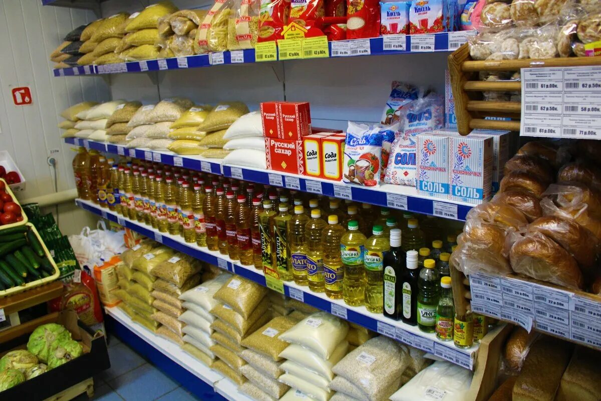 Магазины продуктов в россии. Магазин продукты. Ассортимент магазина. Ассортимент продуктового магазина. Сельский магазин продуктов.