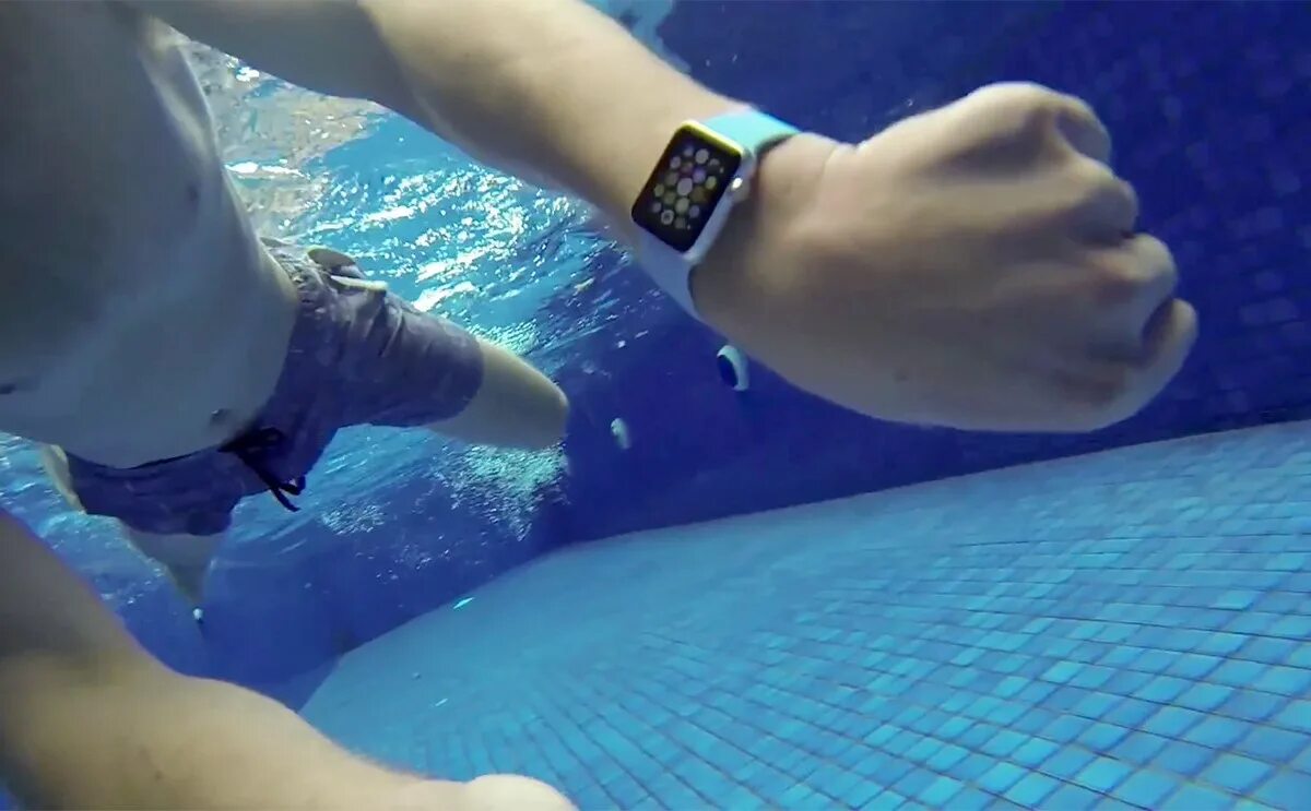 Watch me swim. Умные часы под водой. Плавание с часами. Apple watch под водой. Часами погружаться в воду.