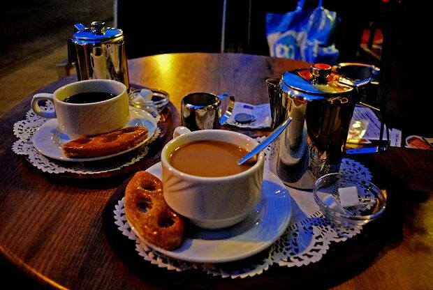 Кофе вечером. Вечерний чай на двоих. Вечерний кофе на двоих. Вечерний чай в кафе. Две чашки чая в кафе.