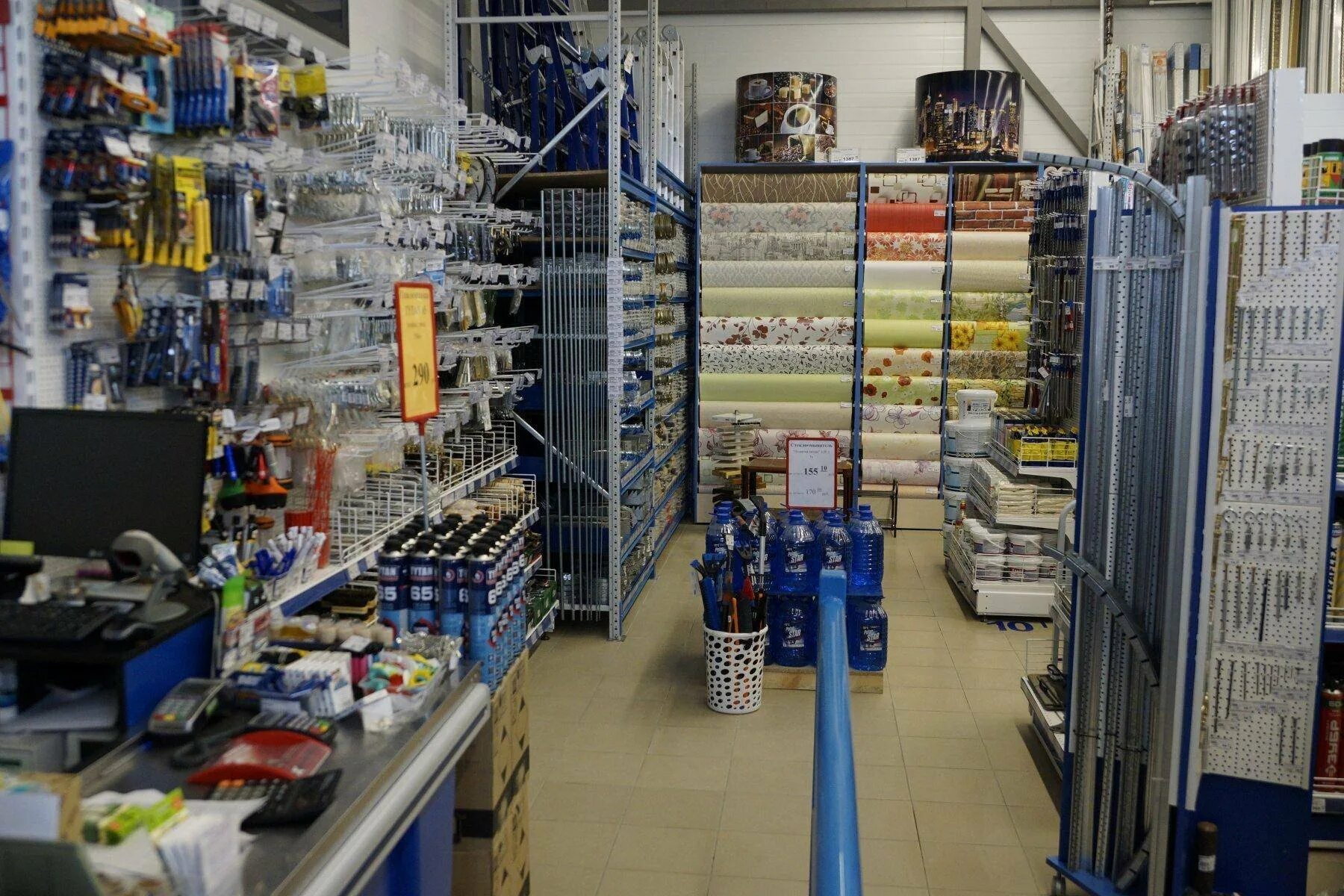 Самый большой магазин стройматериалов. Работник строительного магазина. Деятельность строительного магазина. Магазин строй материалов. Деятельность строительного магазина.