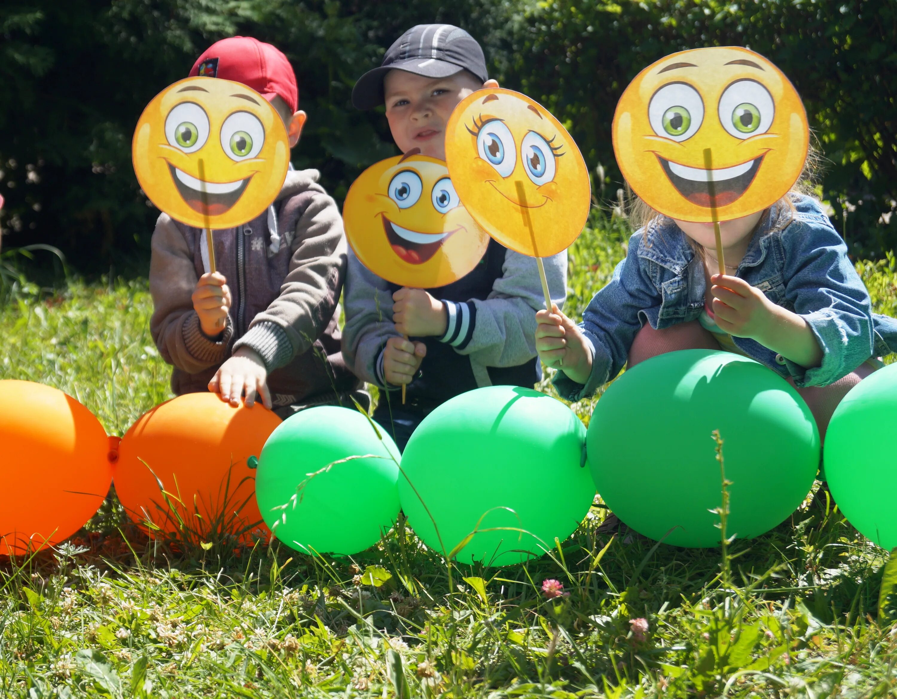 Детские дружба друзья. Праздник для детей креативно. Разноцветные ладошки. Дети на лугу. День рождения смайлика мероприятие.
