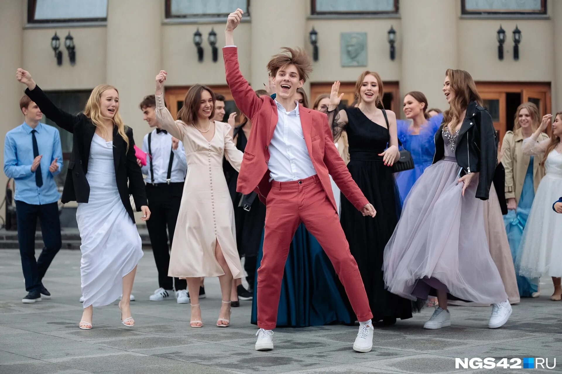 Выпускной. Платье на выпускной в колледже. Празднование выпускного. Платья на выпускной бал в школе. Выпускники школы.