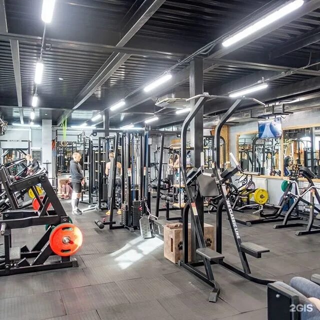 Атлант престиж тренажерка брянск. Тренажерный зал микрорайон. Спарта череповец. Тренажерный зал микрорайон. Тренажерный зал микрорайон.