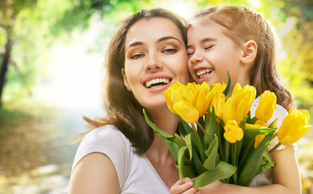 Мама сейчас пойдет. День матери. С днем мамы. Ребенок дарит цветы маме. Цветы для мамы.