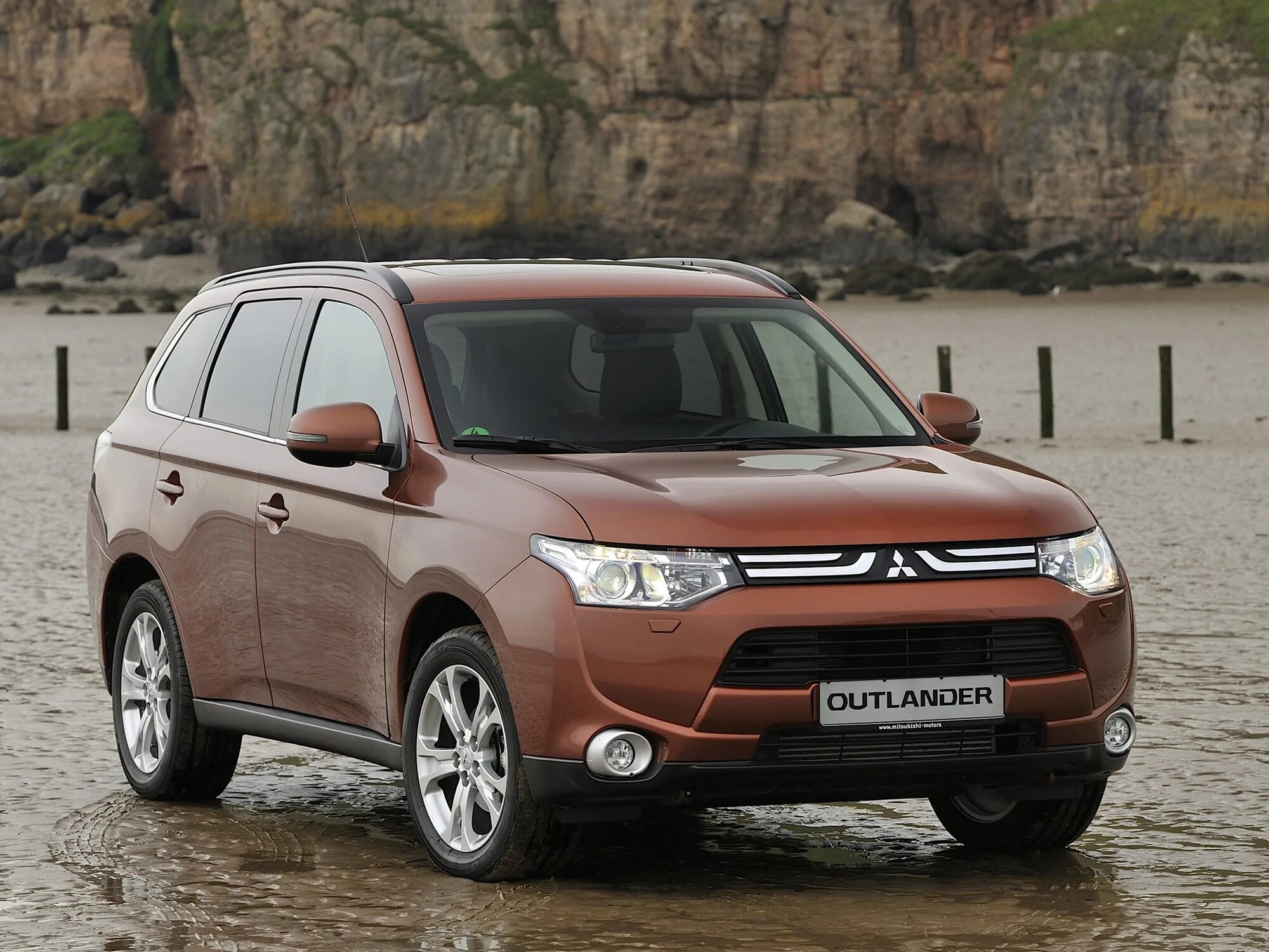 Митсубиси Аутлендер 2012. Mitsubishi Outlander (2012-2015). Mitsubishi Outlander 2012 года. Mitsubishi Outlander III (2012-2015). Где на mitsubishi outlander