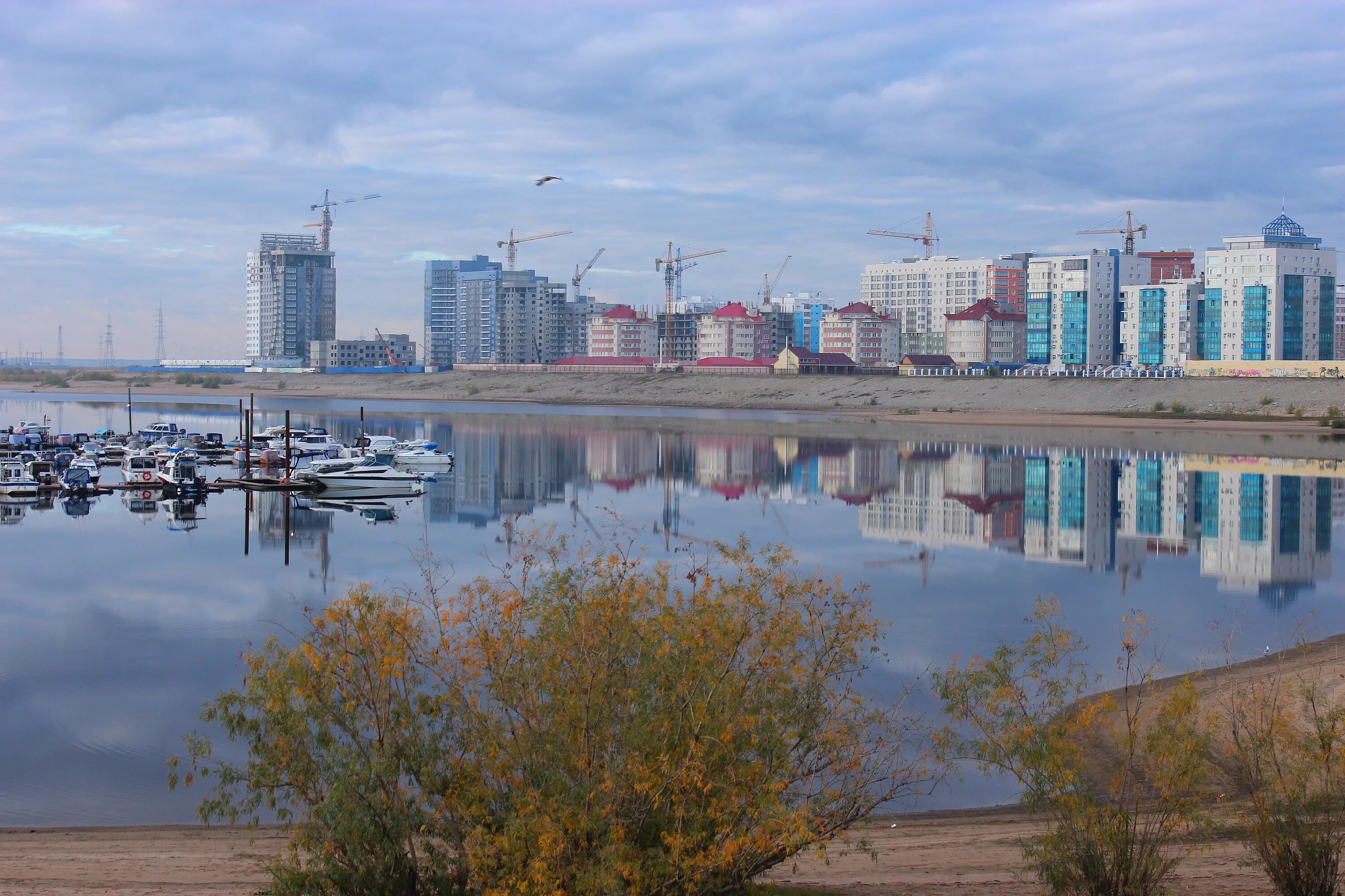 Якутск набережная Лены. Город Якутск река Лена. Ленск набережная. Река Лена город Ленск. Лена возле якутска