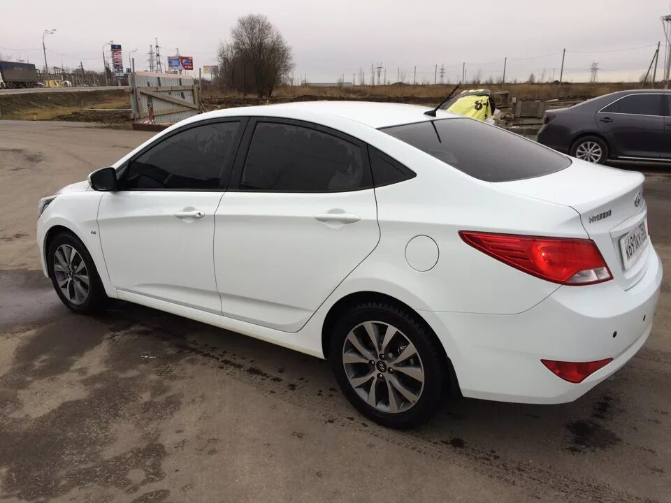 Hyundai Solaris 2015 тонированный. Hyundai Solaris белая тонированная. Hyundai Solaris 2015. Hyundai Solaris в239св124. Купить солярис в россии