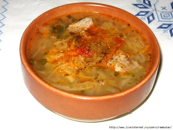 Щи в кастрюле. Щи с томатной пастой. Щи на одну порцию. В щи добавляют помидор. Щи из свежей капусты с рыбой.