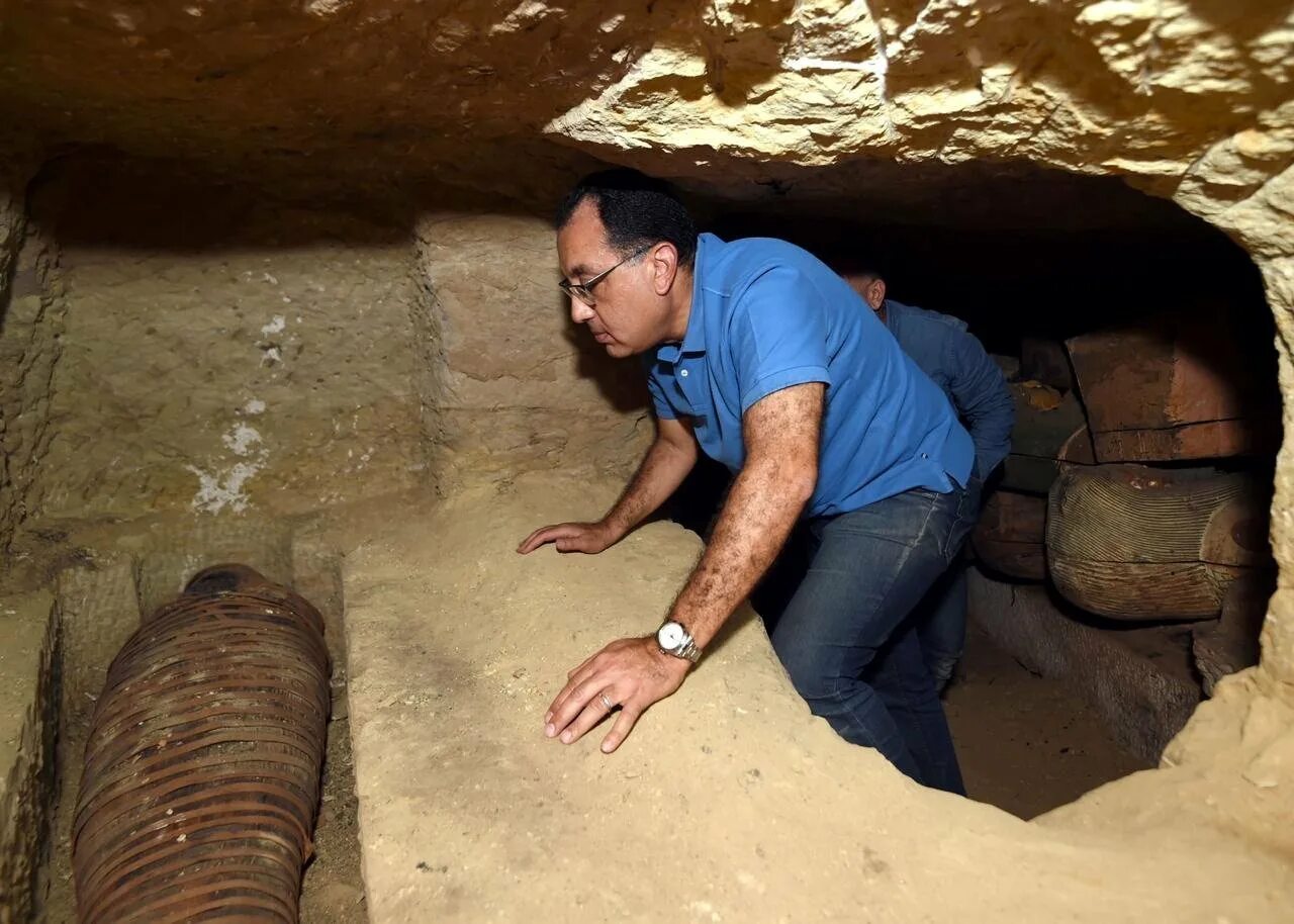 Найден каир. Некрополь Саккара в Египте. Раскопки древнего Египта саркофаг. Находка в Египте 2020 саркофагов. Раскопки в Саккаре Египет.