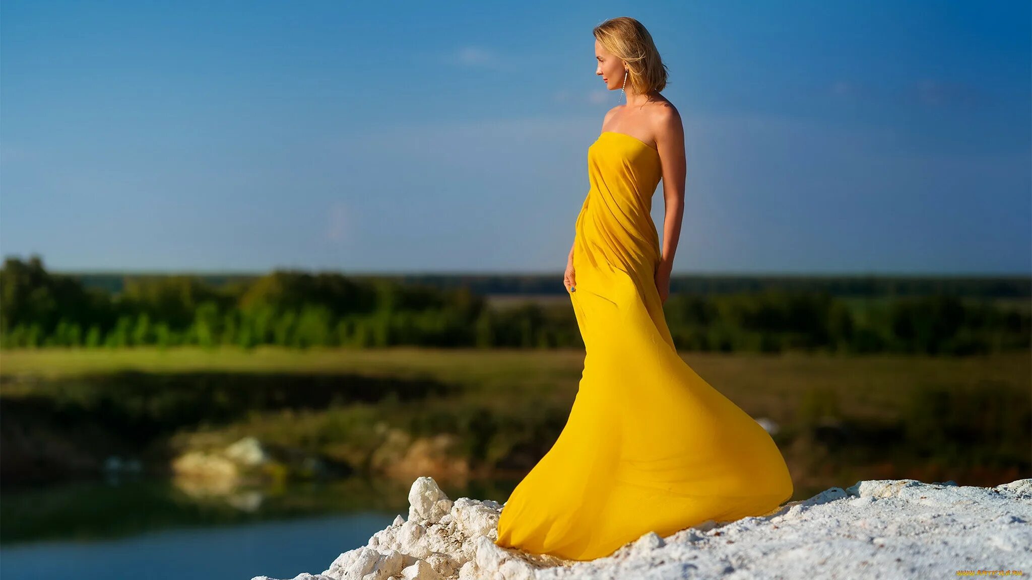 Жёлтое платье для женщины. Блондинка в желтом платье. Модель в желтом платье. Красивая девушка в желтом платье.