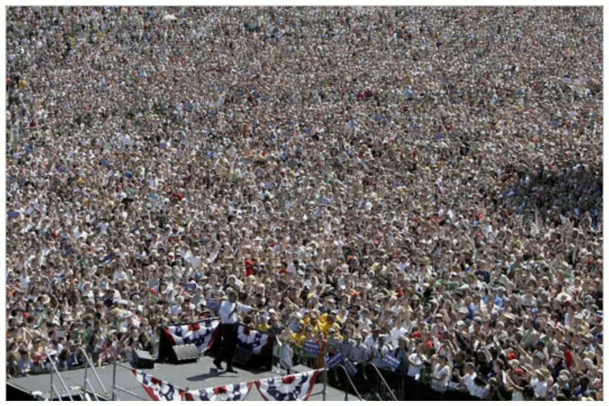 Громадная толпа. Толпа миллион человек. Миллион человек в одном месте. Огромная толпа людей. Гигантская толпа.