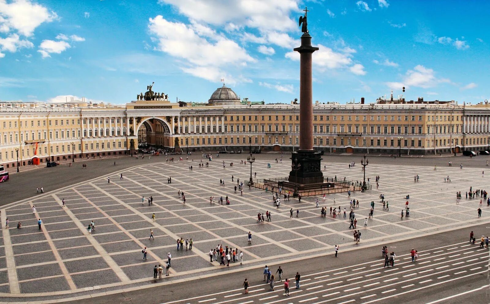 Дворцовая площадь в Санкт-Петербурге. Центр Питера Дворцовая площадь. Эрмитаж Дворцовая площадь. Ансамбль Дворцовой площади. Идеальные дни спб