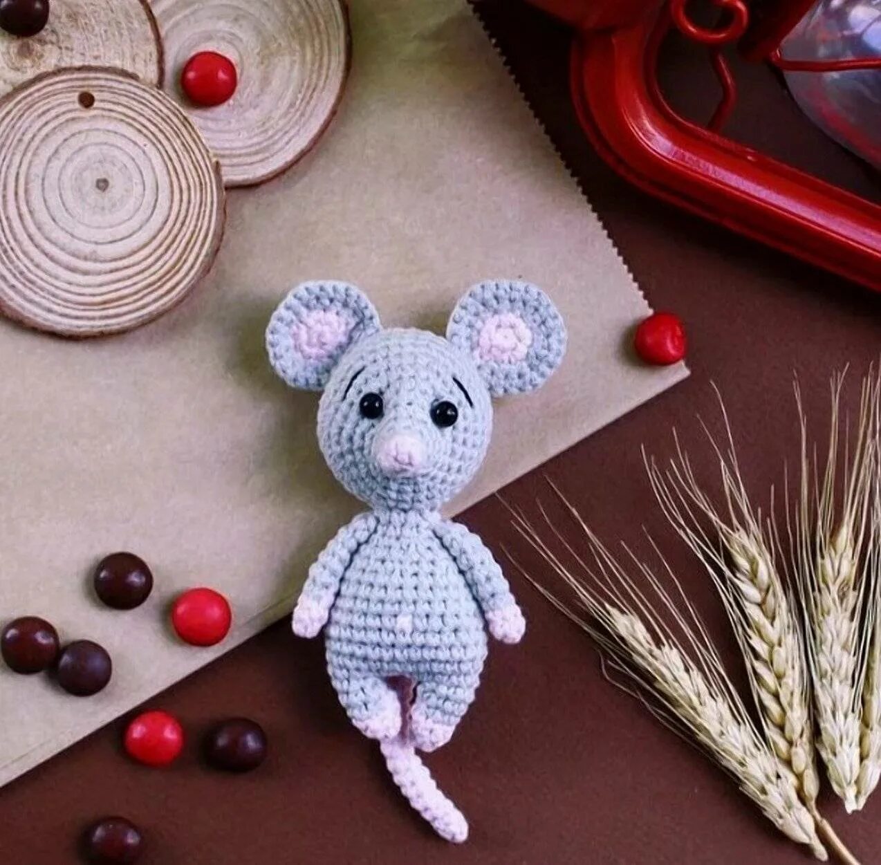Игрушка вязаная крючком своими руками. Мышка крючком. игрушки крючком мышка. вязаная мышка крючком. вязаные игрушки своими руками.