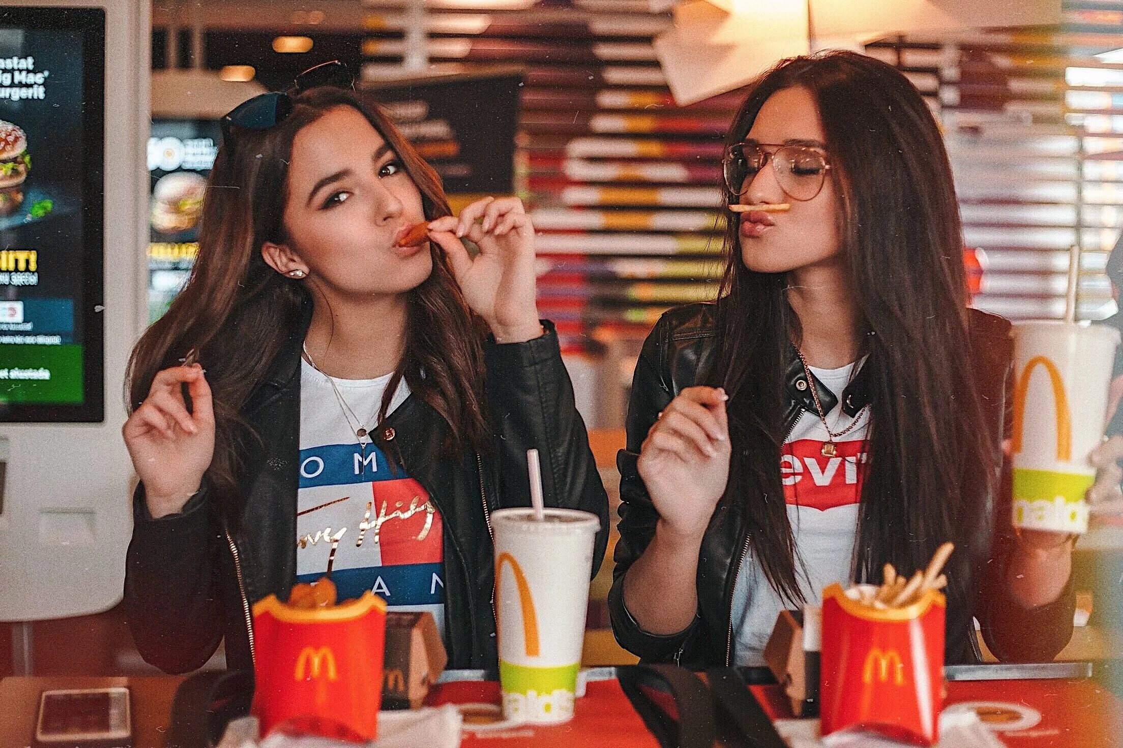 Фотосессия в макдональдсе девушки. Подруги в парке. Подружки в аквапарке. Фотосессия девичник москва. Подруги.