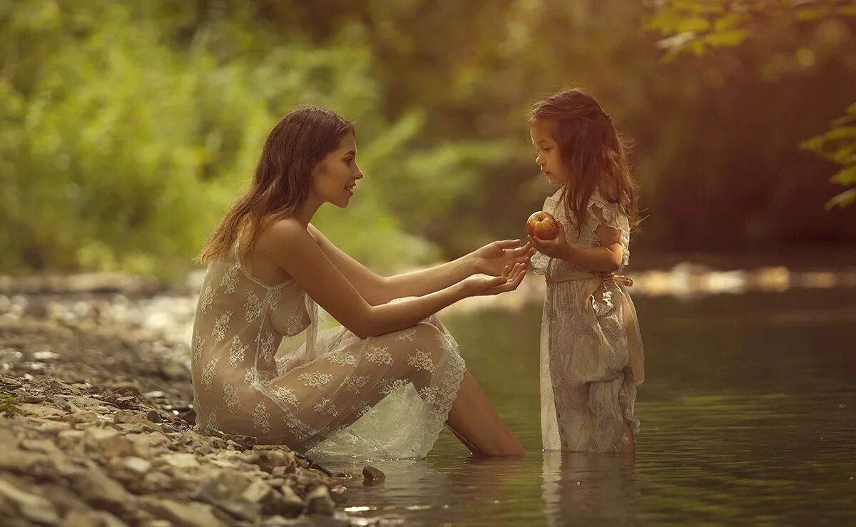 Фотосессия двух девушек. Подруги на речке. Купаться в одежде. С подругой на речке. Фотосессия в лодке.