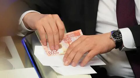 В получении крупной взятки