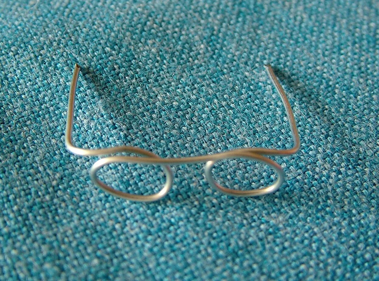 Очки из проволоки для куклы. Очки из проволоки. Очки из скрепок для куклы. Очки из проволоки для куклы. Очки для куклы своими руками.