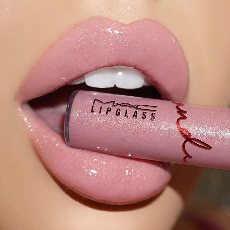 Розовая жидкая помада. Блеск для губ Mac Lipglass. Lipglass Mac блеск Pink. Губная помада Mac Lip Gloss. Блеск Мак лип Глосс для губ.