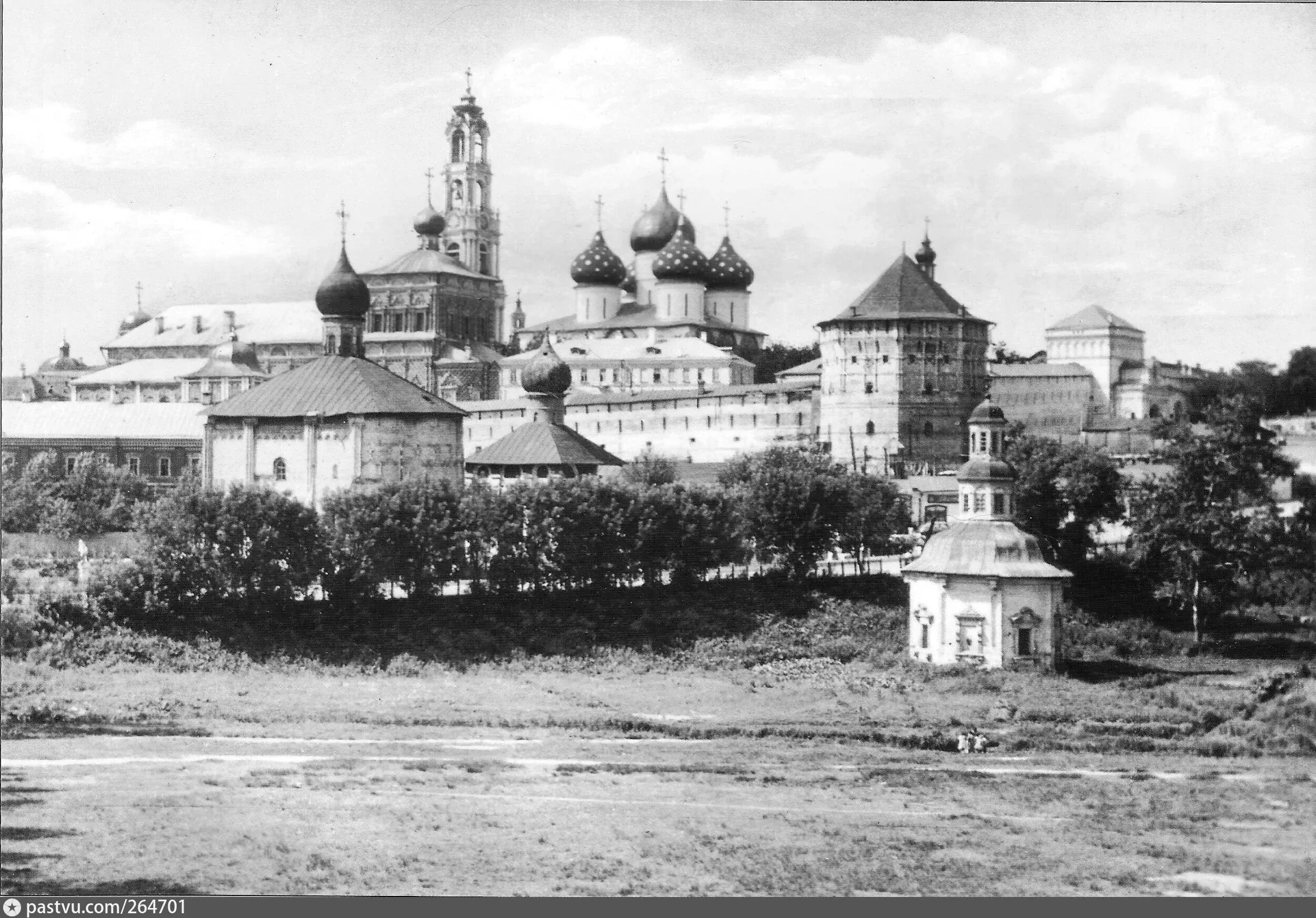 Сергиев посад в каком веке. Троице-Сергиева Лавра 19 век. Троице-Сергиева Лавра 18 век. Троице Сергиев монастырь 19 век. Лавра Сергиев Посад 18 век.