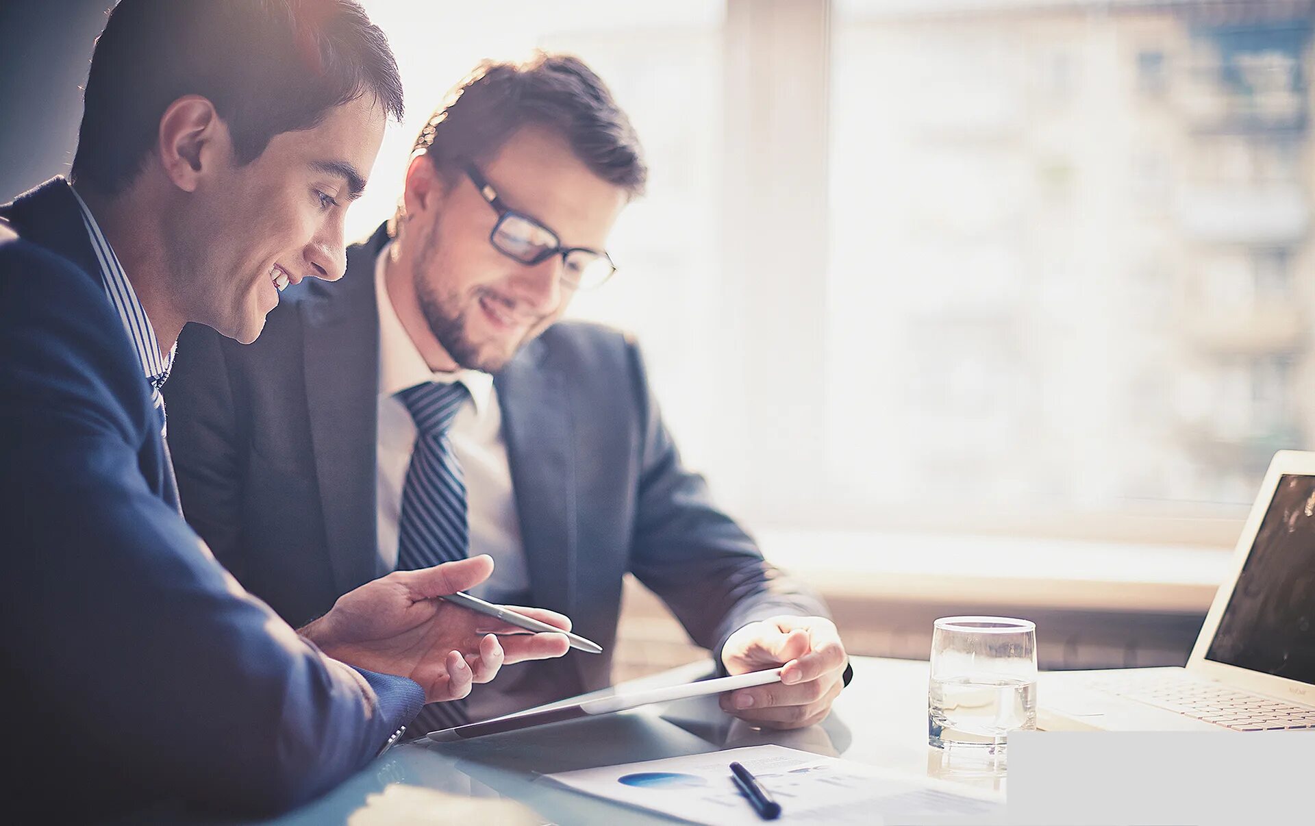 Discussing business. Успешные переговоры. Начинающий бизнесмен. Бизнесмен предприниматель. Деловые переговоры.