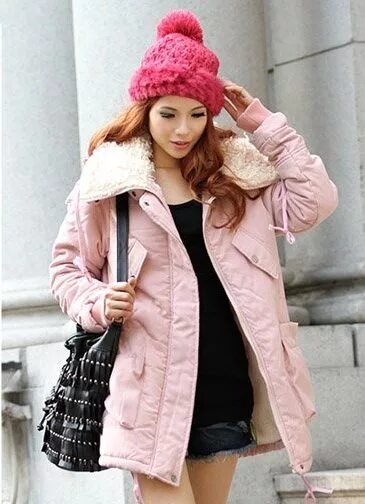 Розовая куртка какую шапку. Пуховик пудрового цвета. Ярко розовая шапка. Синяя куртка розовая шапка. Шапка розовая женская.