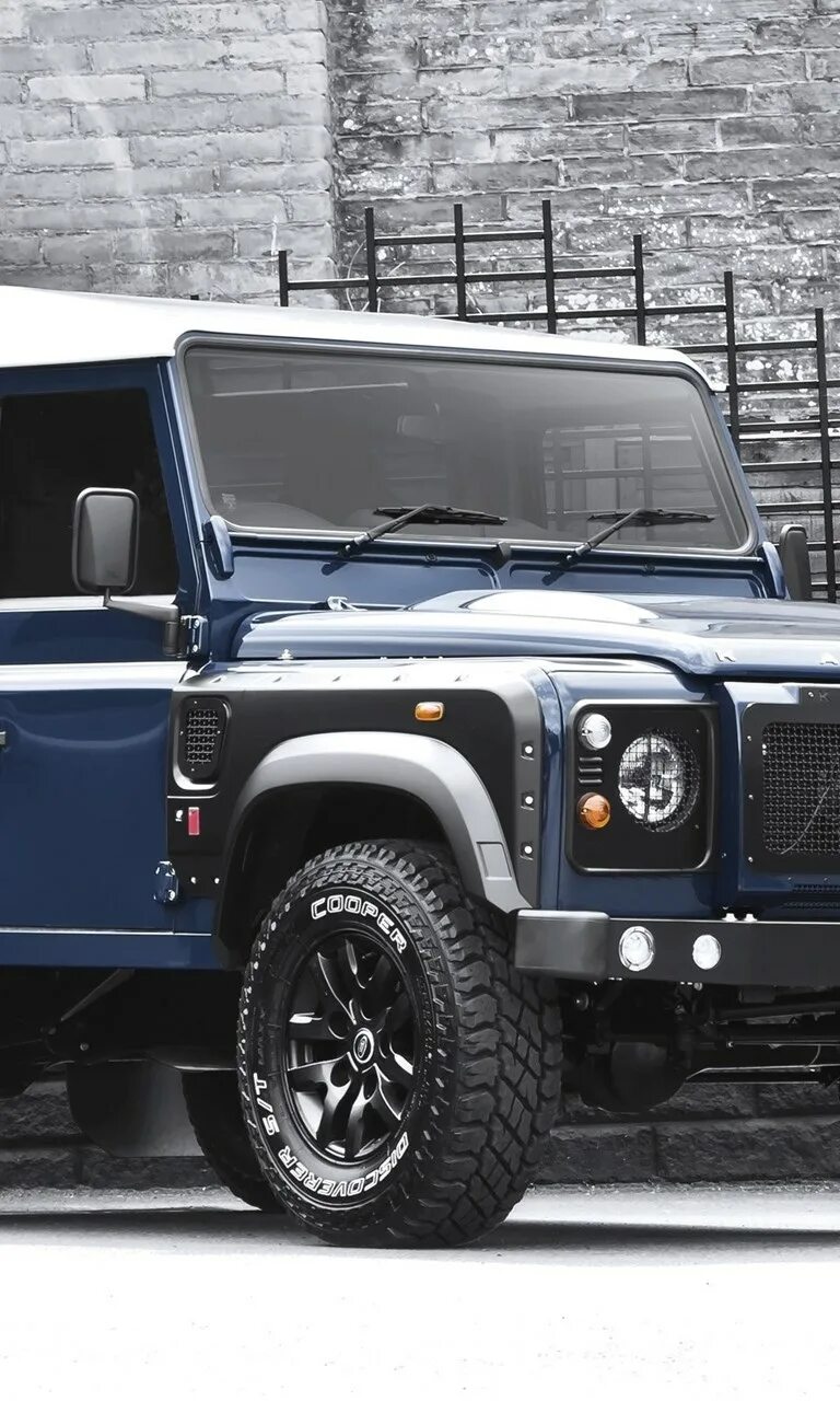 Defender 009. Джип ленд Ровер Дефендер. Defender 110. Land Rover Defender 2022 салон. Диски Kahn Defender.