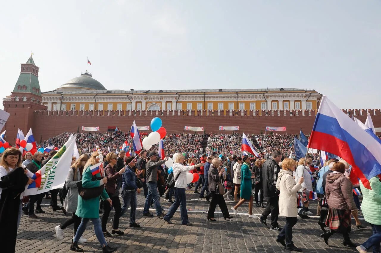 Открытие 1 май. Первомайская демонстрация 1989 красная площадь. Первомайская демонстрация на красной площади в Москве (1986). 1 Мая красная площадь. Первомайская демонстрация Москве 2019.