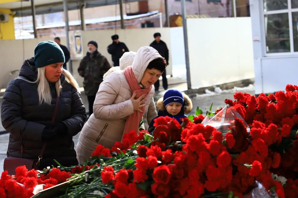 Почему сегодня день траура. Похороны Вероники Николаевой. Траур фото. День траура. Похороны семьи в Джириме.