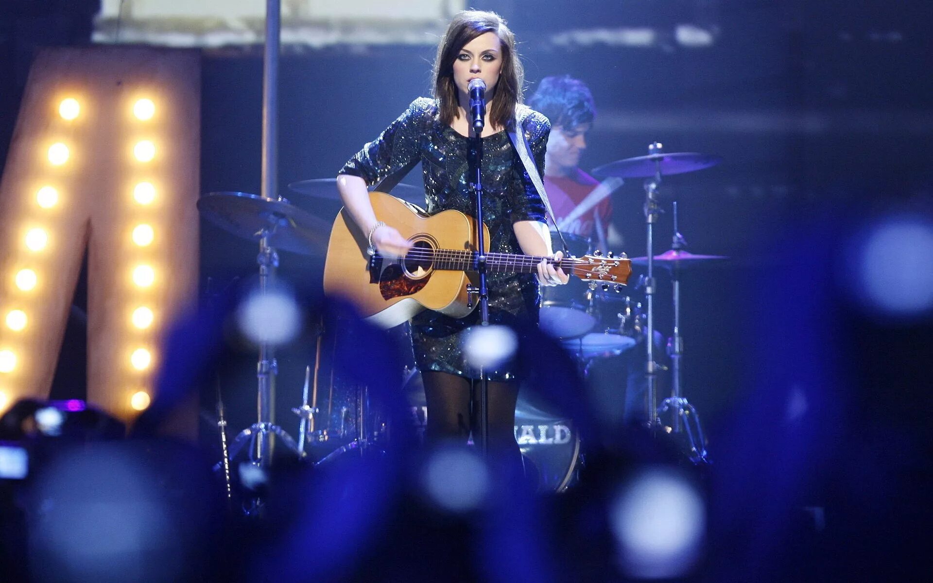 Amy MACDONALD. Эми Макдональд на сцене. Amy MACDONALD 2023. Девушки на рок концерте