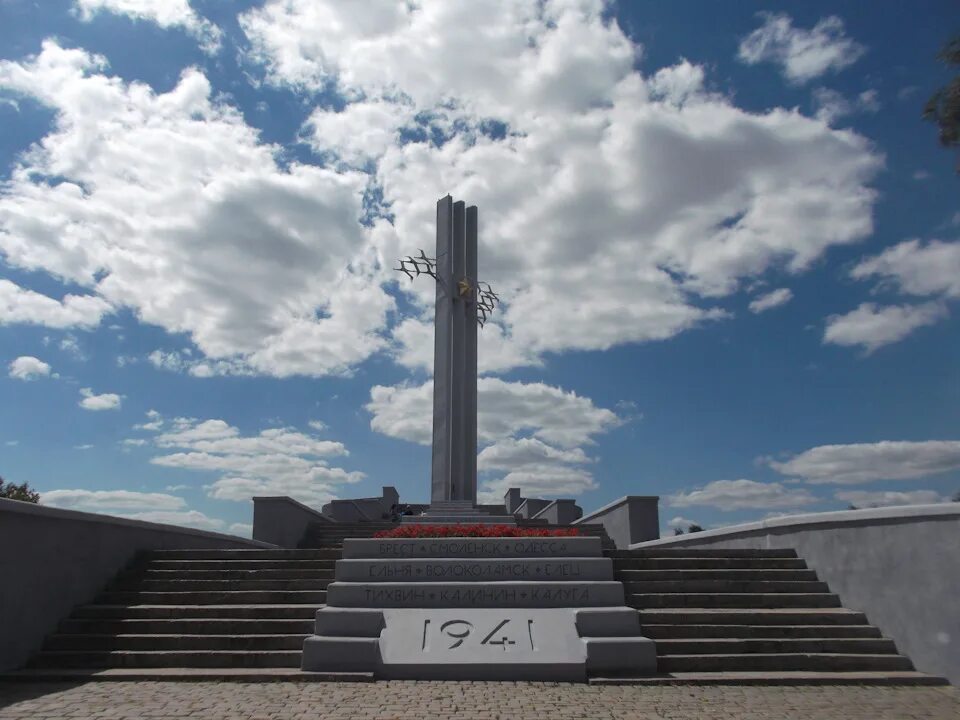 Памятники саратова. Саратовм мемориальный комплекс "Журавли. Саратов памятник Журавли мемориальный комплекс. ММЕМОРИАЛЬНЫЙ комплекс «Журавли» в г. Саратов.. Мемориальный комплекс Журавли Саратов достопримечательности.