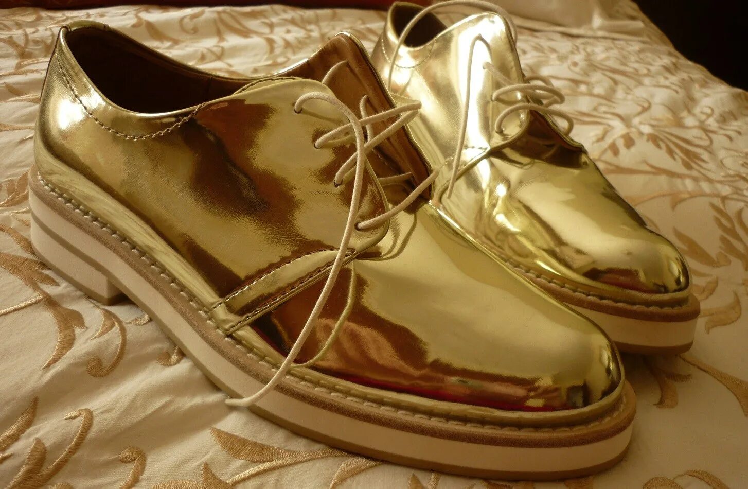 Золотистые туфли. Туфли золотого цвета. Золотистые сапоги. Золотые ботинки мужские. Converse all star золотистые.