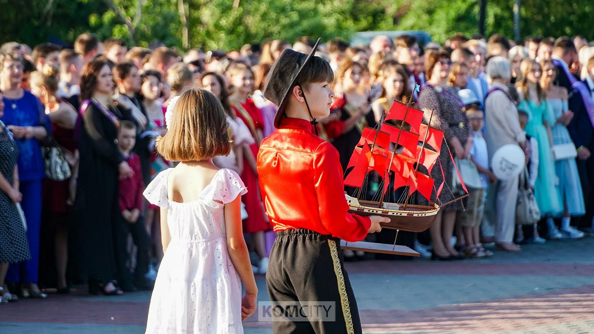 Комсомольск на Амуре выпускной 2023. Выпускной 2023 Хабаровск. Выпускной Комсомольск на Амуре 2023 года. Костюм на выпускной для девушки.