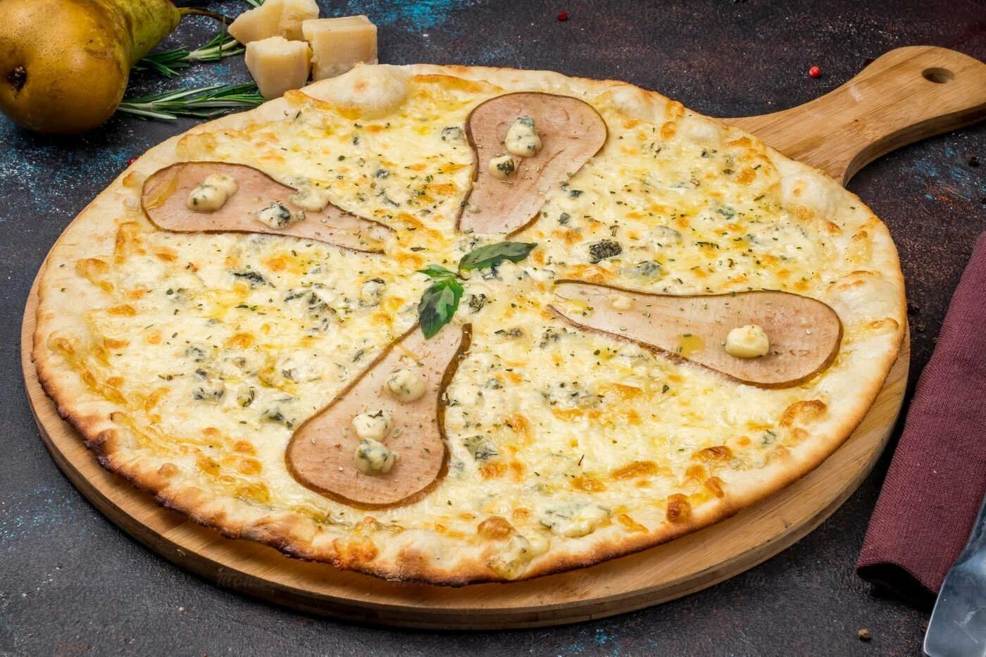 Римская пицца с грушей и горгонзолой. Пицца с гаргано горгонзола грушей. Пицца с грушей и горгонзолой. Рецепт пиццы с грушей. Пицца с грушей римини.