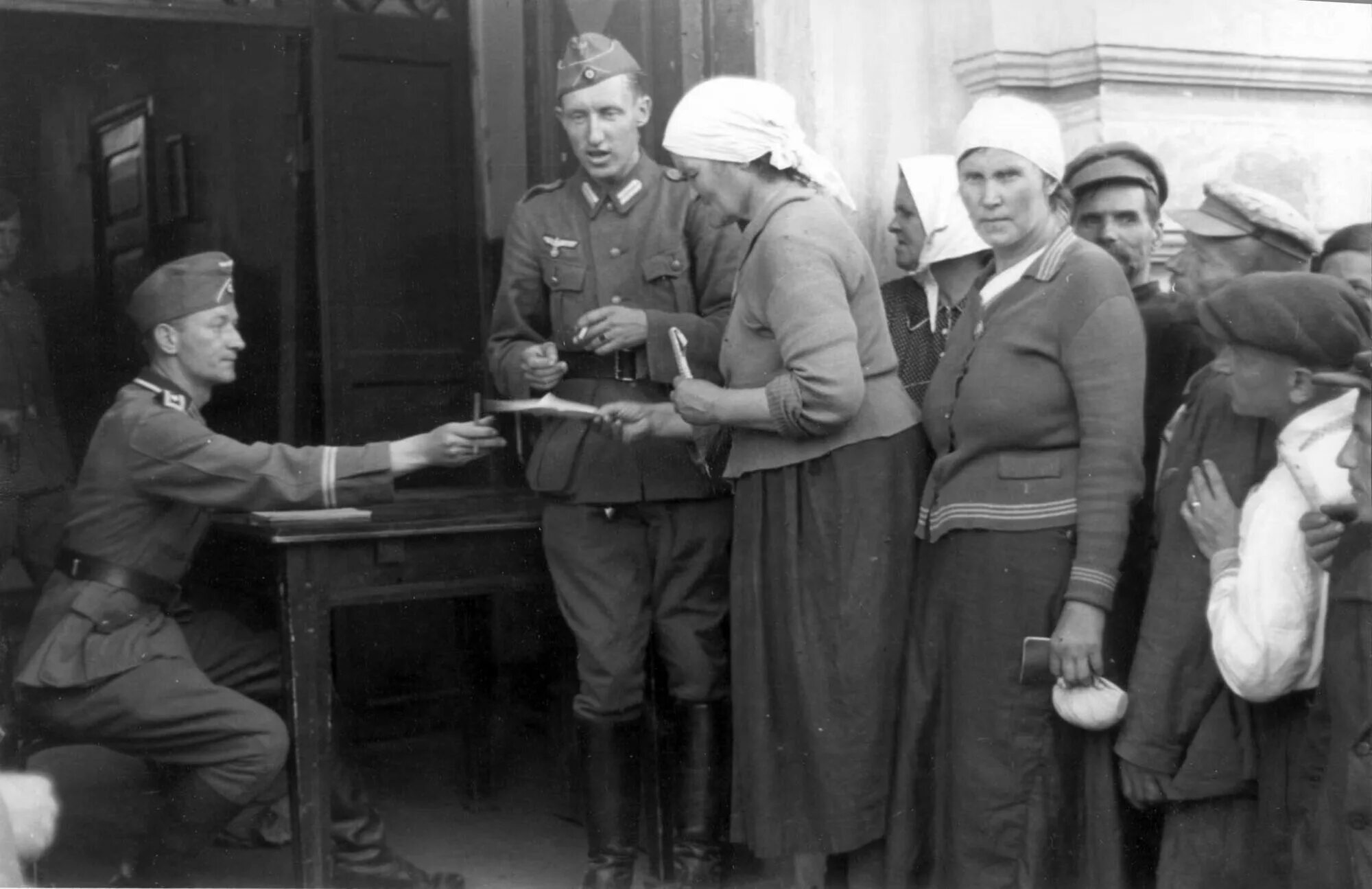 Немецко фашистскими оккупантами. 1941 Год фашисты на оккупированной территории СССР. Немцы и мирные жители в войну 1941-1945. Немцы на оккупированных территориях.