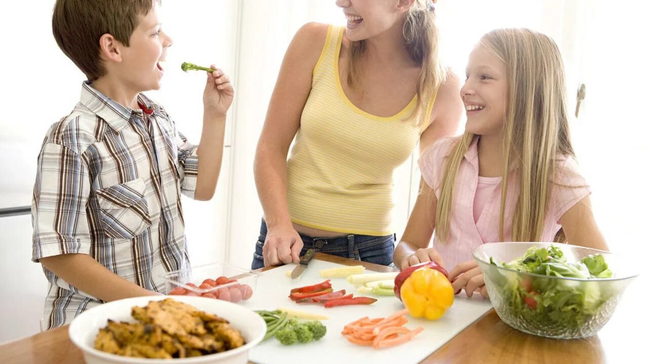 Подбирать еду. Подростки и еда. Питание детей и подростков. Здоровое питание подростков. Правильное питание для подростков.