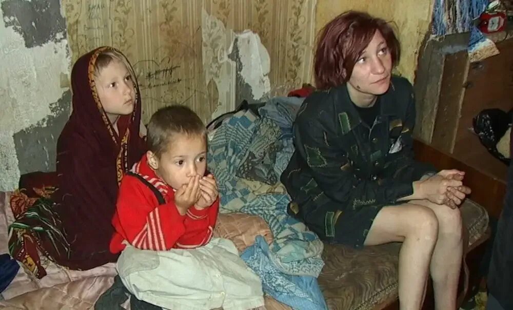 Типичная многодетная мать. Семья в беде. Многодетных лишают. Многодетная мать. Неблагополучная семьямья.