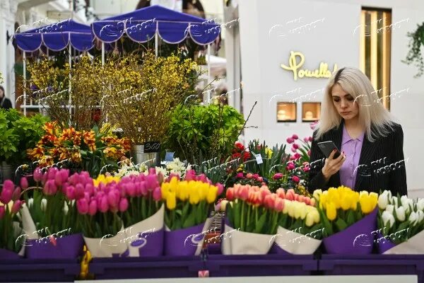 Цветочные базар в Пассаже. Петровский Пассаж цветочный базар. Цветочный базар ГУМ. Петровский Пассаж Москва цветы.